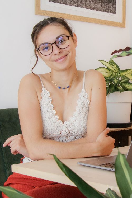 Je suis Élodie, rédactrice web SEO des entrepreneuses passionnées et engagées